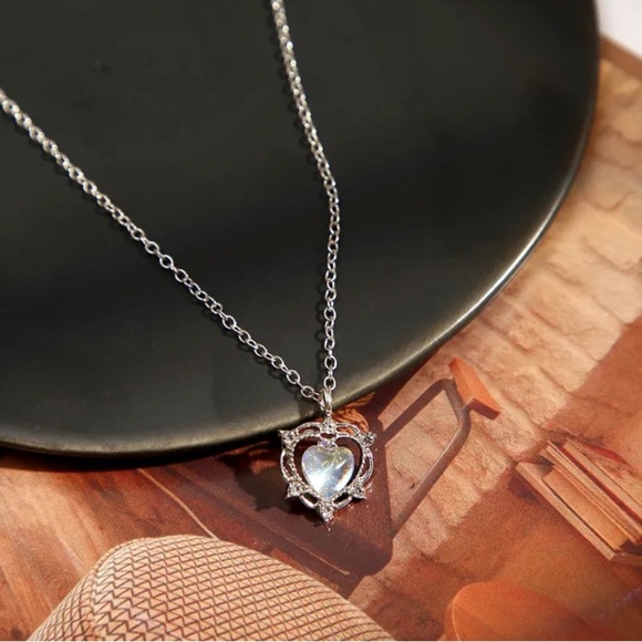 Elegant Silver Color Heart Pendant Necklace - Picture 4 of 7